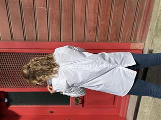 Beyaz Sırtı Düğme Detaylı Gömlek