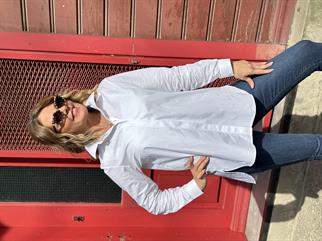 Beyaz Sırtı Düğme Detaylı Gömlek