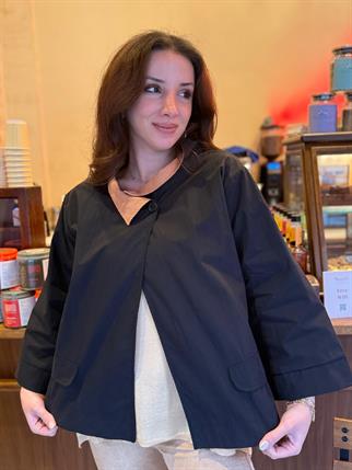 Siyah Yakadan Düğmeli Mevsimlik Ceket