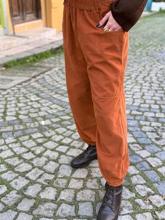 İthal İnce Fitilli Paçası Dikişli Kadife Pantolon