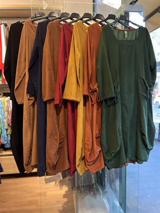 Kare Yaka Kadife Elbise