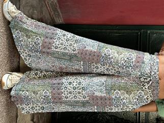 Yırtmaçlı Bol Paça Desenli Pantolon