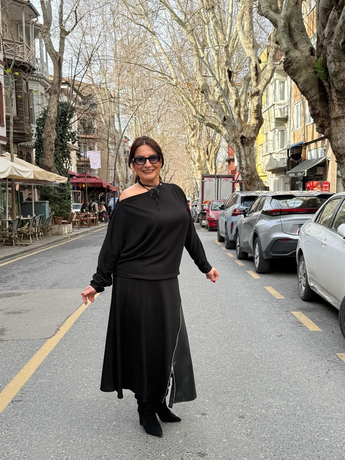 Siyah Kayık Yaka Bluz Deri Detaylı Etek Takım