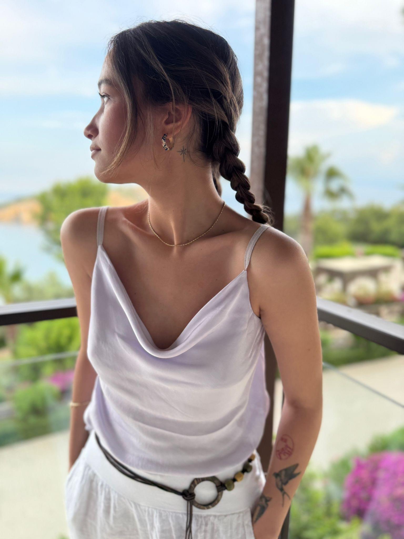 Degaje Yaka İpek Askılı Bluz