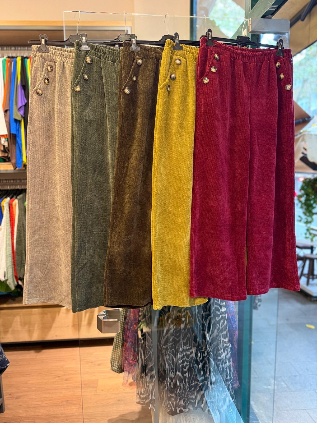 Yumoş Kadife Düğme Detaylı Pantolon