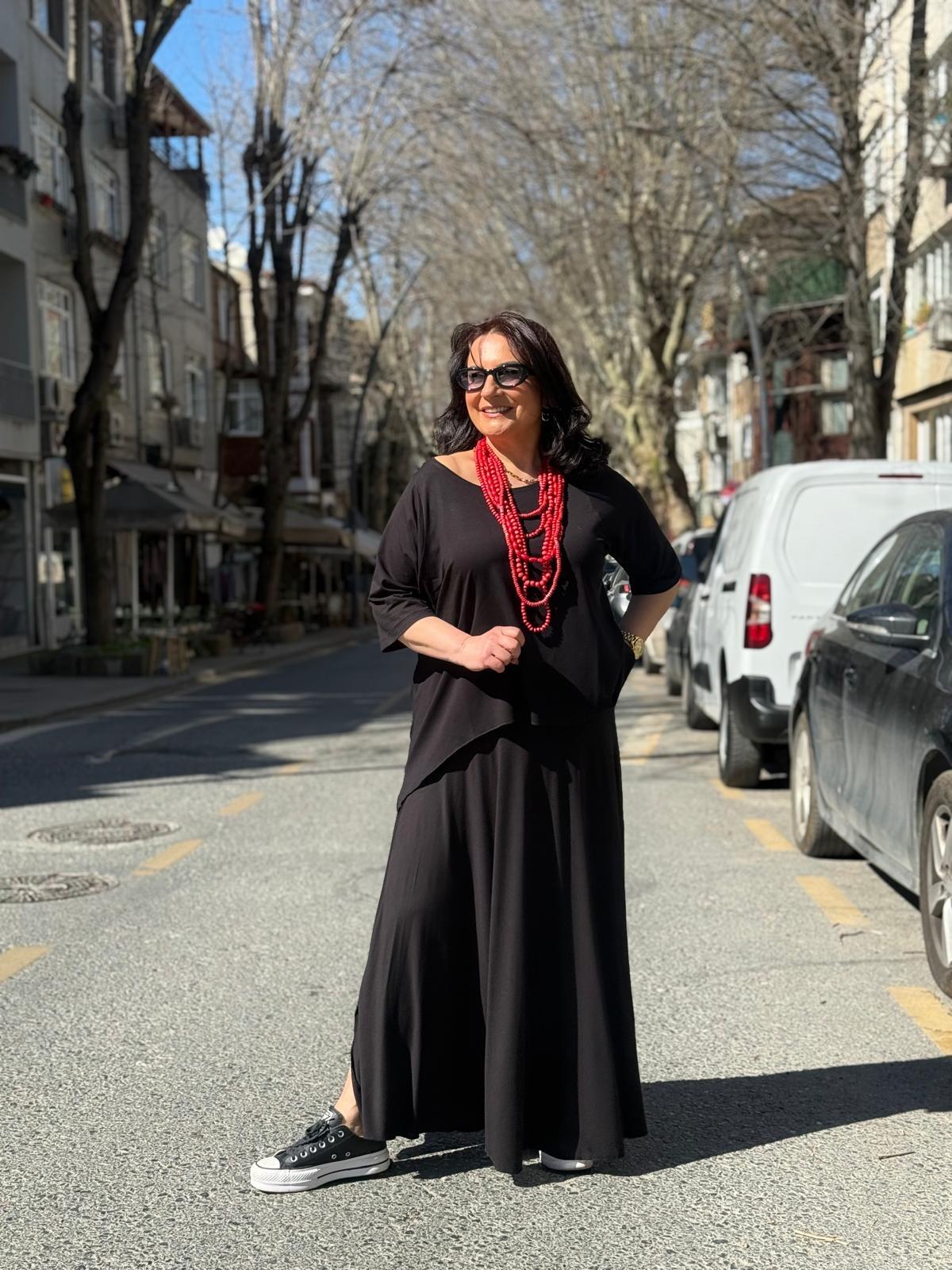 Siyah Yırtmaçlı Çan Etek