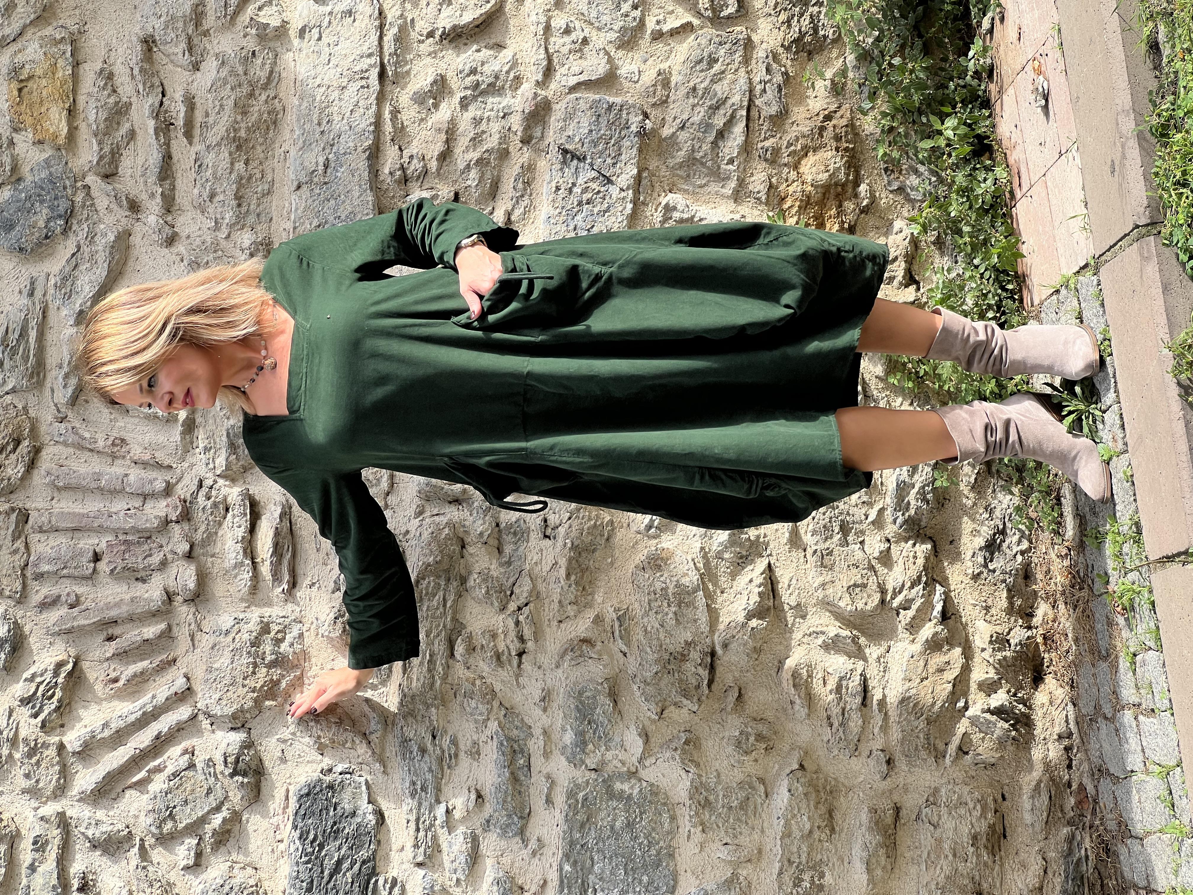 Kare Yaka Kadife Elbise