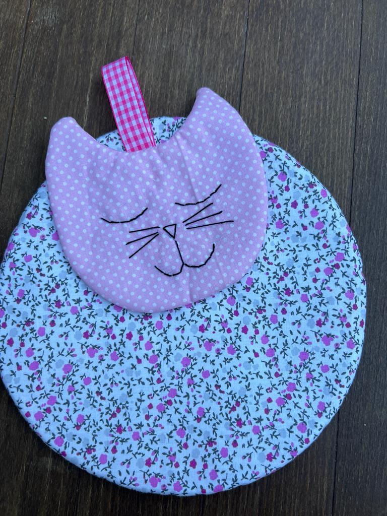 Pembe Çiçekli Kedili Tutacak