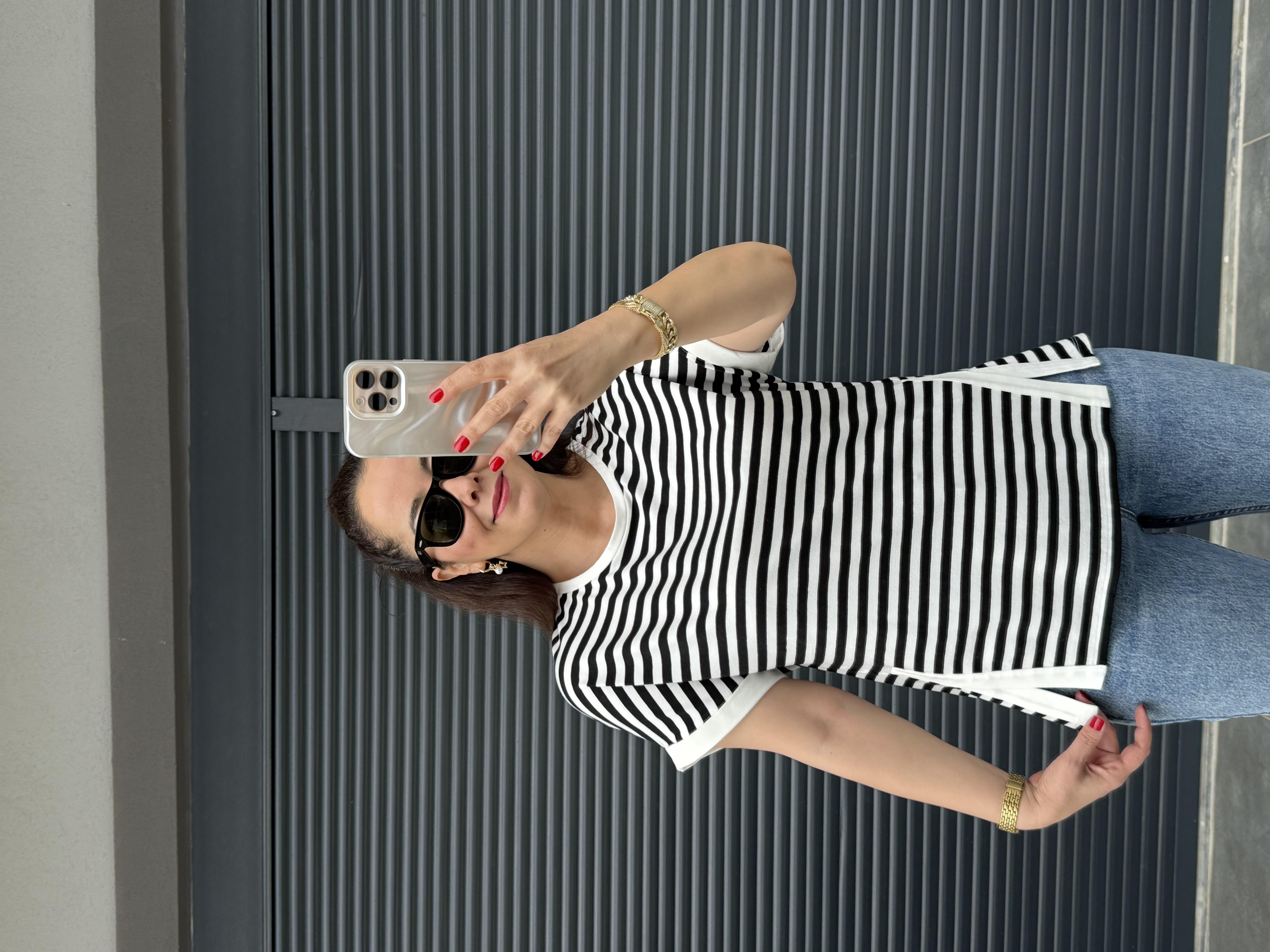 Çizgili Yırtmaç Detaylı İthal T-shirt Siyah