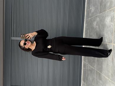 Karol Gold Aksesuarlı Kayık Yaka Takım Siyah