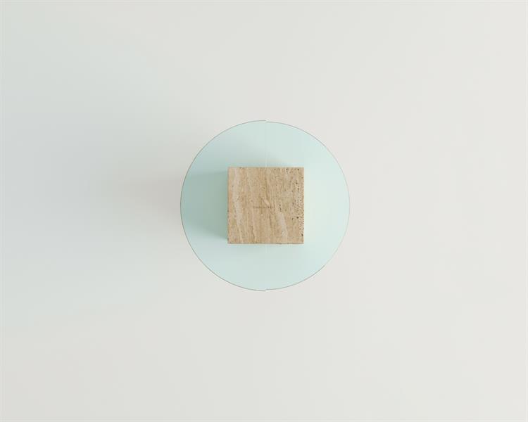 Della-Table dappoint à piédestal en travertin et plateau de verre à gradins