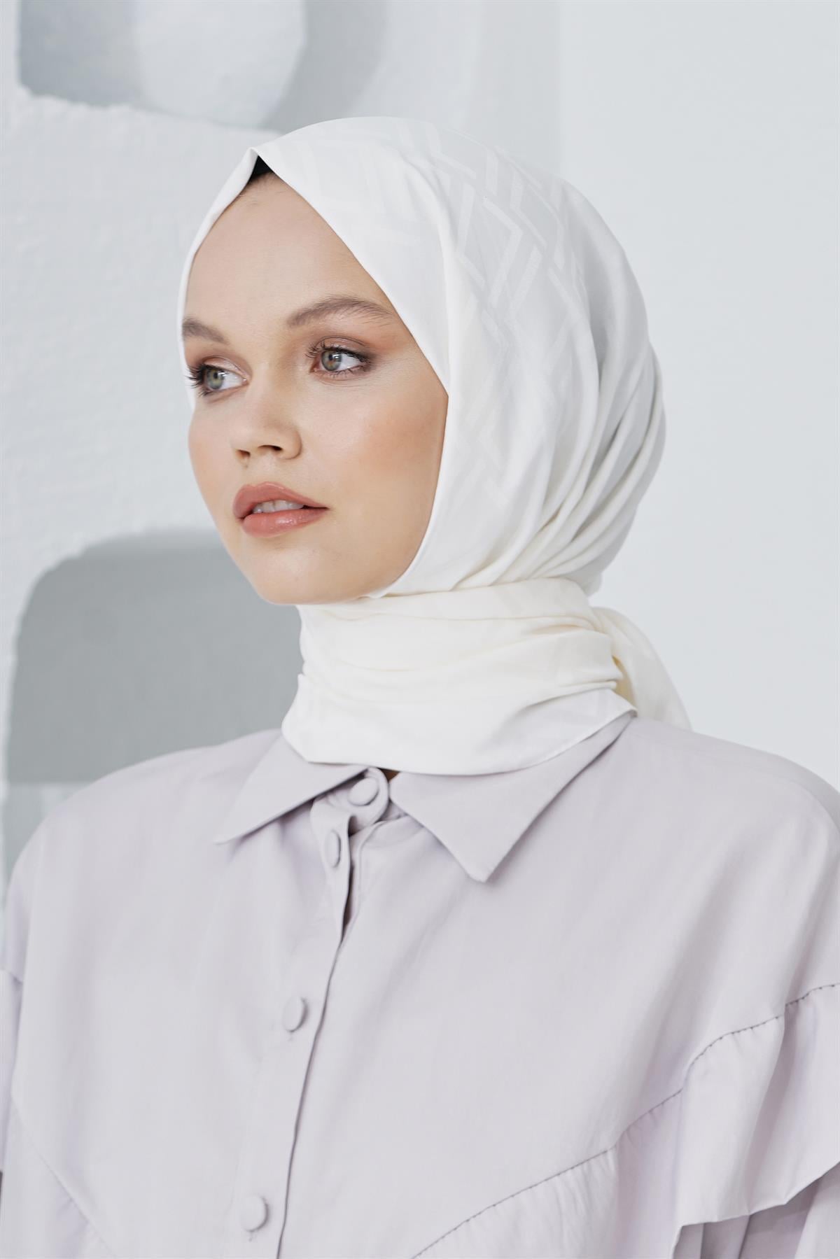 Loryan Scarf Floş Jakar Serisi Logo Desen Şal Ekru