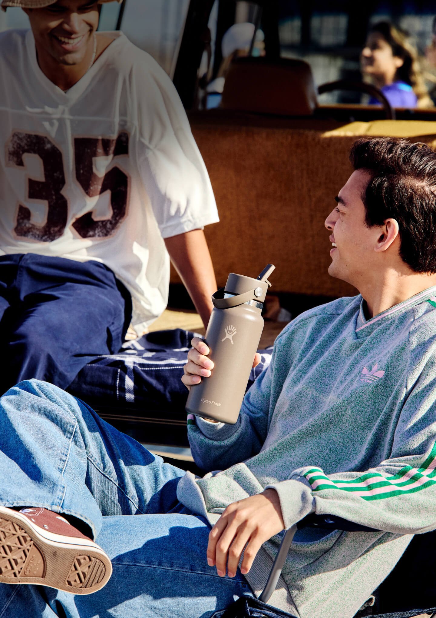 Hydro Flask şişesiyle kayaç bir alanda enerji dolu bir an