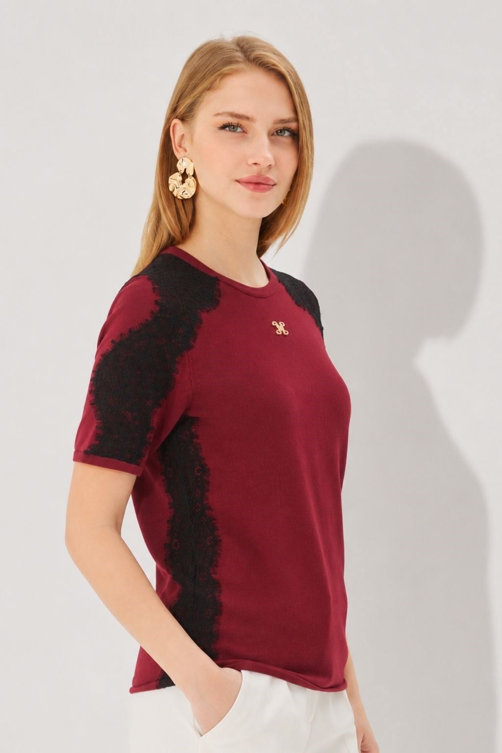 Kadın Yumuşak Dokulu Bisiklet Yaka Dantelli Kısa Kollu Triko Bluz Bordo