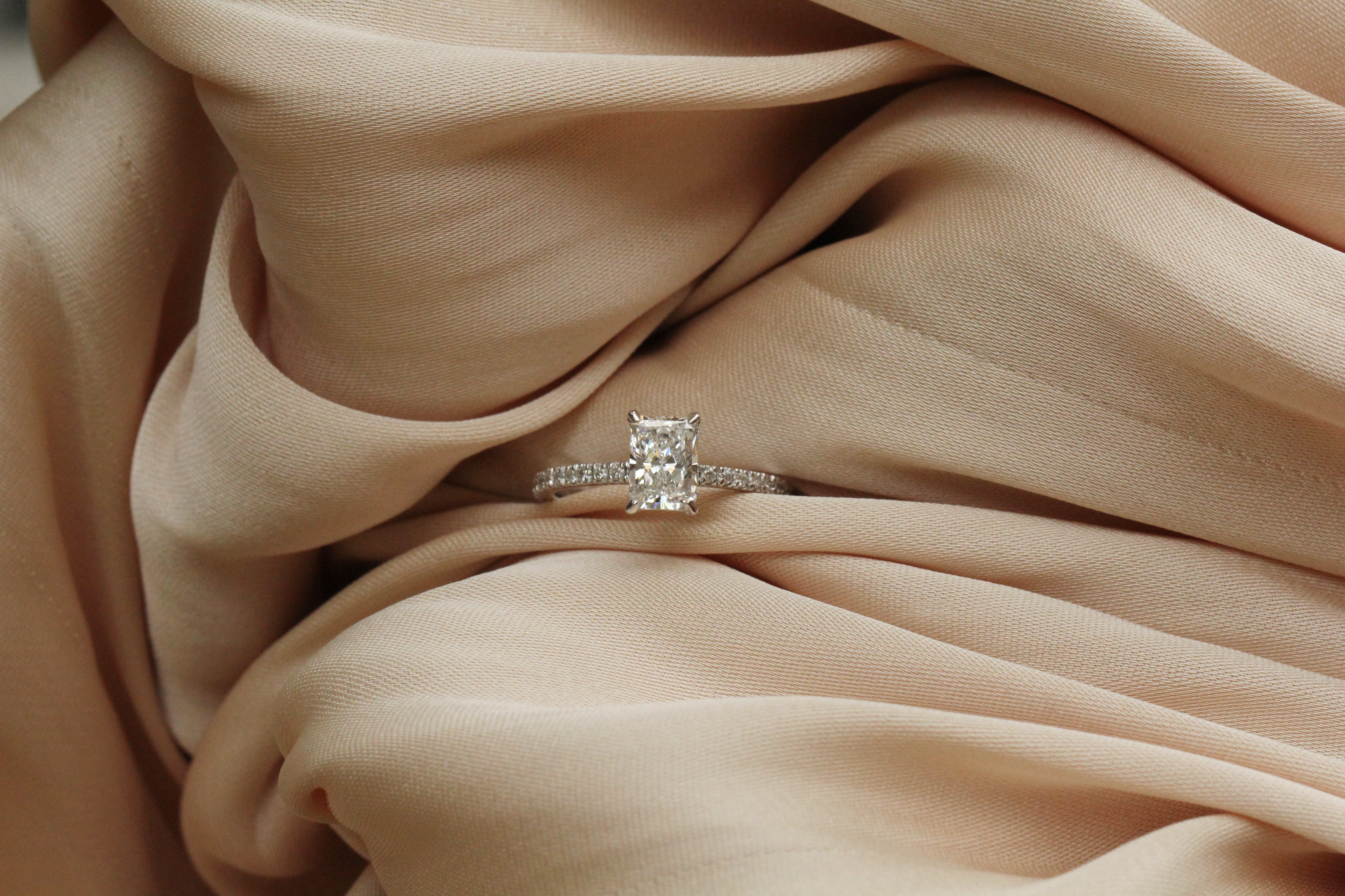 Alis Diamonds'tan sade ve şık tek taş pırlanta yüzük