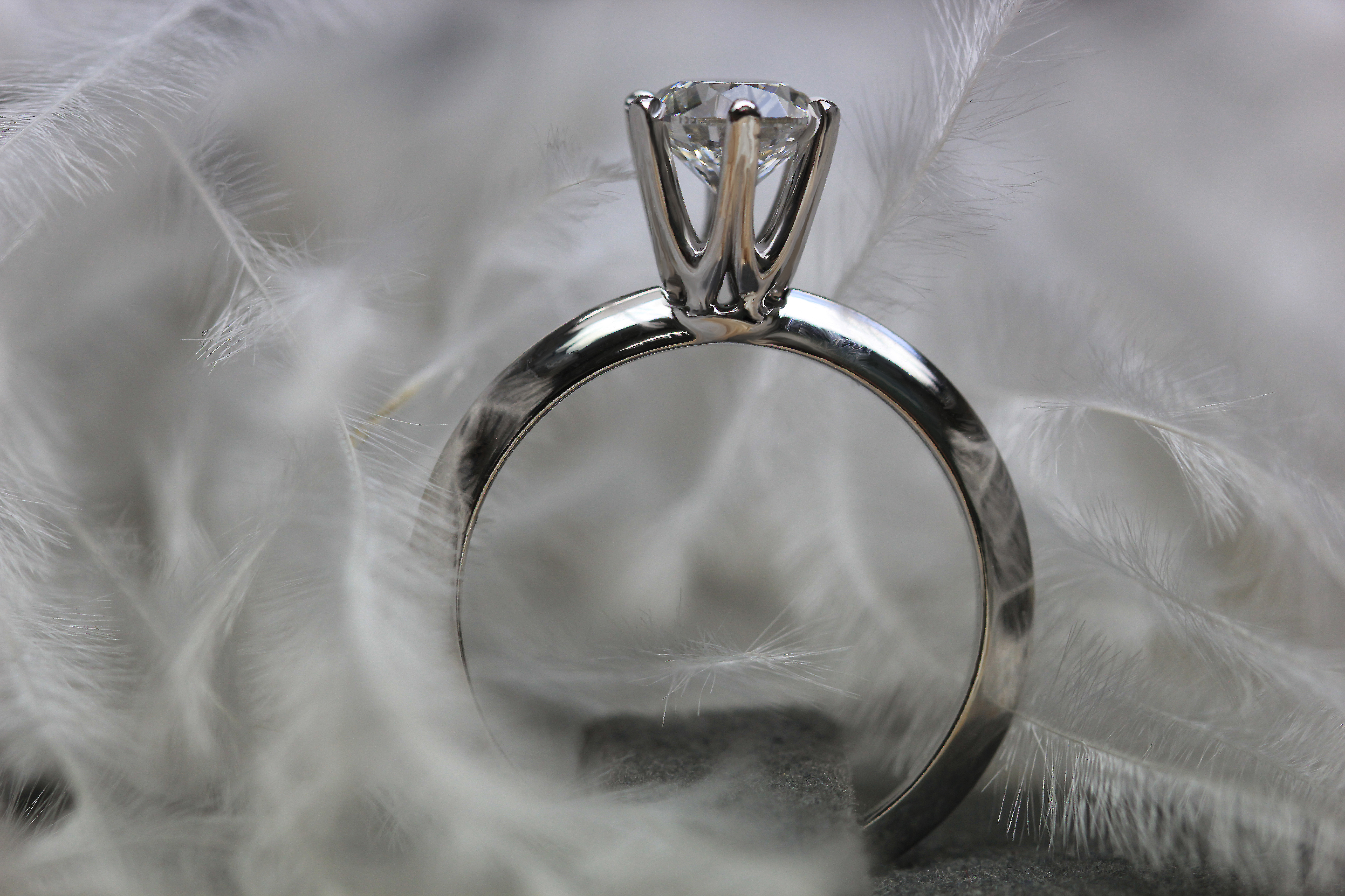 Alis Diamonds'tan minimalist tek taş pırlanta yüzük