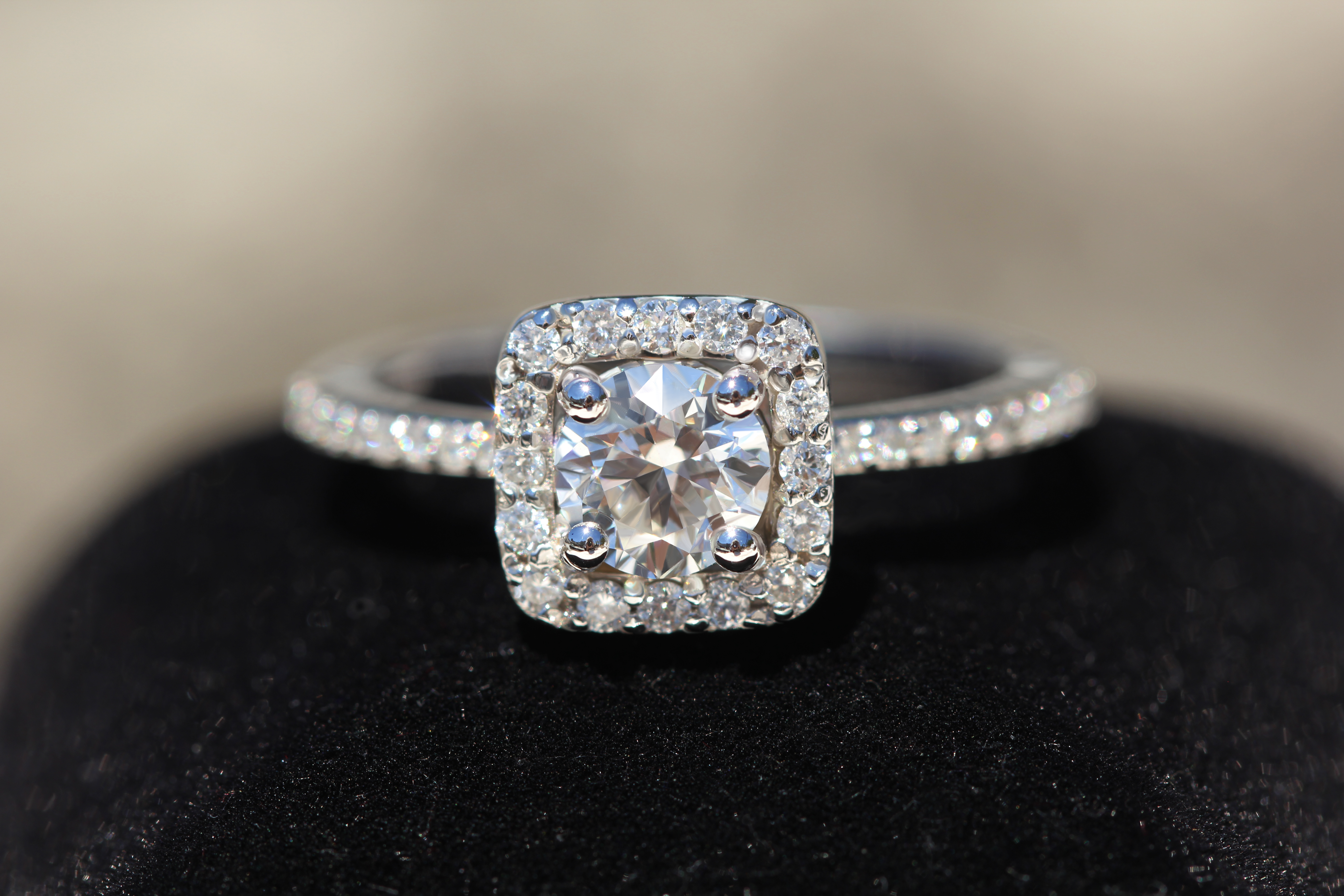 Alis Diamonds halo pırlanta yüzük