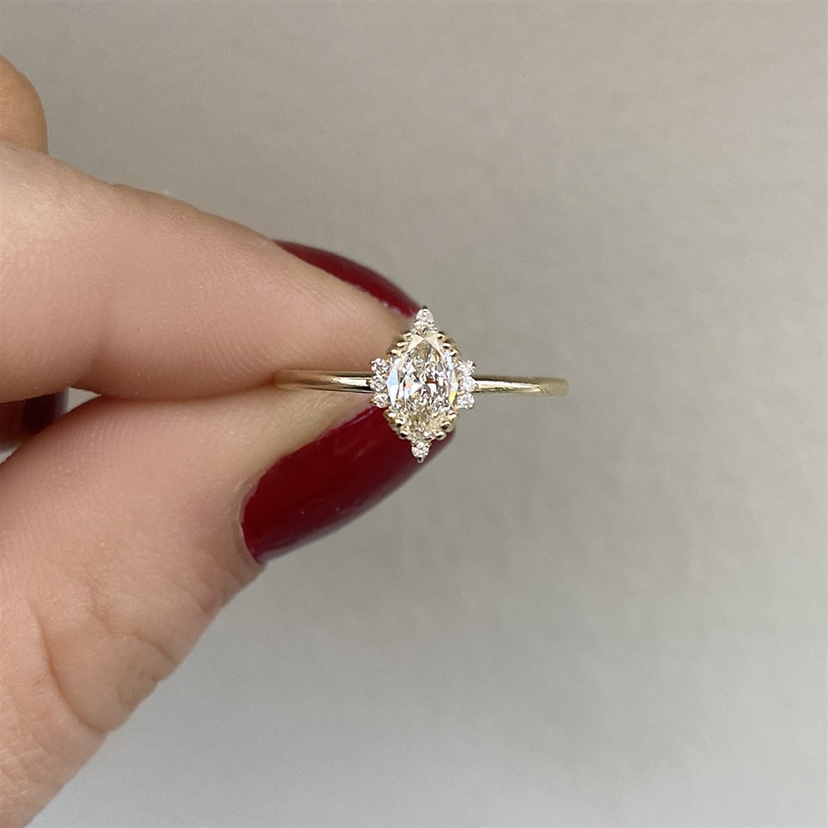 0.50 Karat HRD Sertifikalı Oval Tasarım Pırlanta Yüzük E Renk