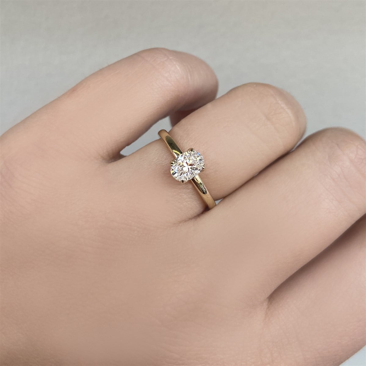 0.70 Karat GIA Sertifikalı Beyaz Pırlanta Oval Yüzük E Renk