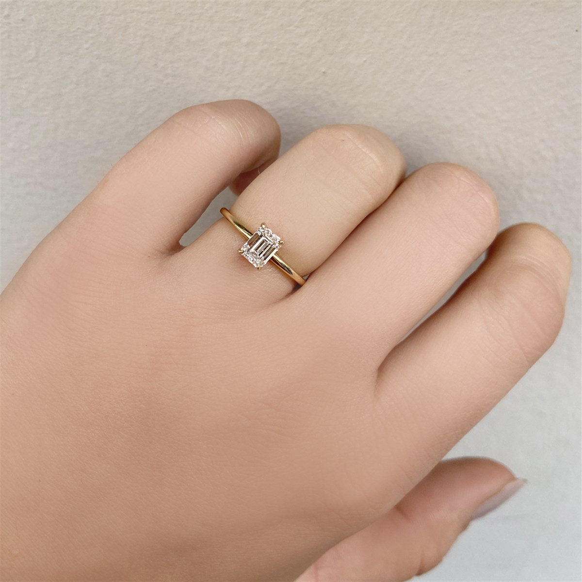 0.70 Karat HRD Sertifikalı Sarı Pırlanta Emerald Yüzük E Renk