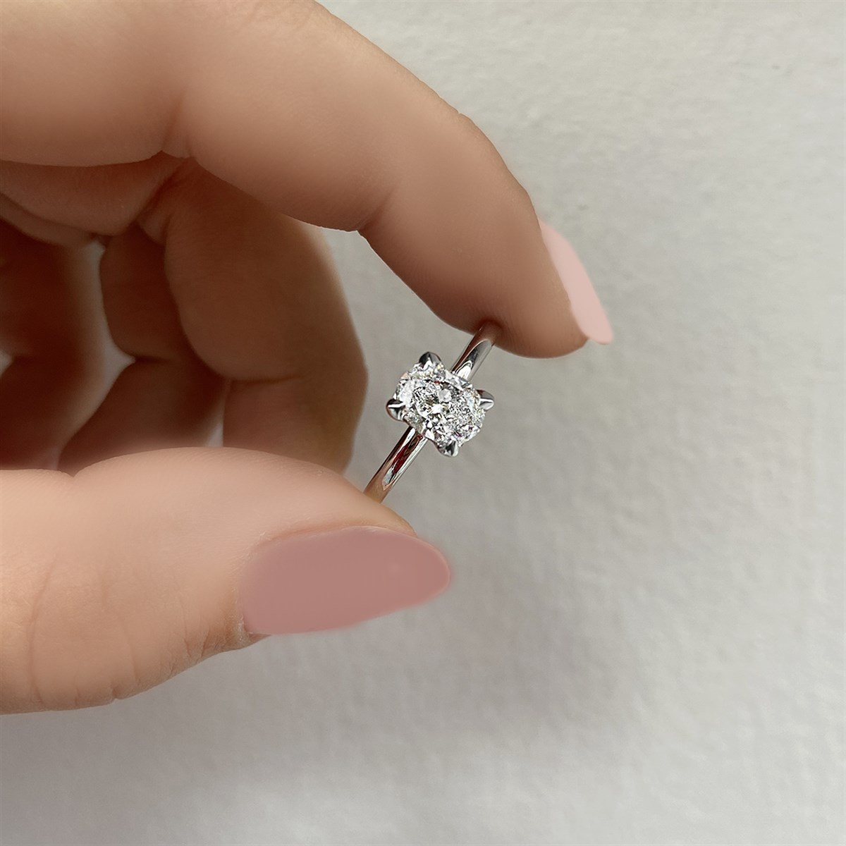 0.90 Karat Gia Sertifikalı Beyaz Pırlanta Oval Yüzük F Renk