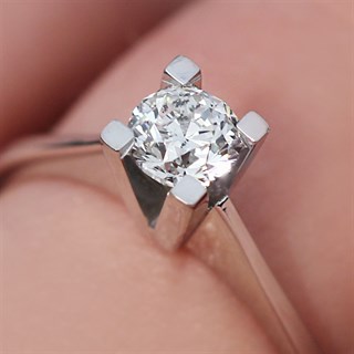 0.40 Karat HRD Sertifikalı Pırlanta  E Renk Tektaş Yüzük