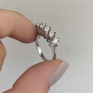 0.50 Karat Pırlanta Beştaş Yüzük E Renk