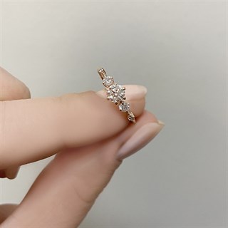 0.55 Karat Gia Sertifikalı Yuvarlak Kesim Tasarım Pırlanta Yüzük E Renk