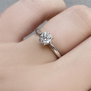 0.70 Karat Gia Sertifikalı Beyaz Altı Tırnak Pırlanta Yüzük F Renk