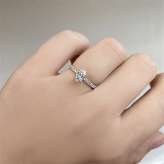 0.70 Karat Gia Sertifikalı Oval Kenar Taşlı Pırlanta Yüzük F Renk