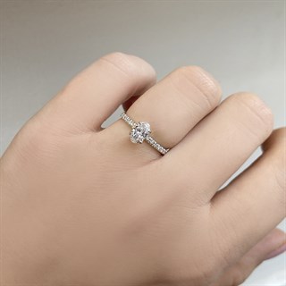 0.70 Karat Gia Sertifikalı Oval Kenar Taşlı Pırlanta Yüzük D Renk