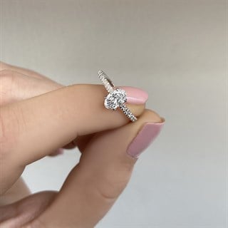 0.70 Karat Gia Sertifikalı Oval Kenar Taşlı Pırlanta Yüzük D Renk
