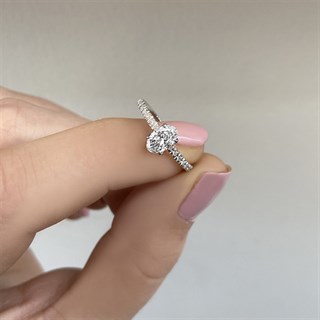 0.70 Karat Gia Sertifikalı Oval Kenar Taşlı Pırlanta Yüzük E Renk