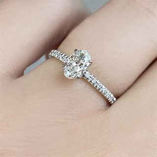 0.70 Karat Gia Sertifikalı Oval Kenar Taşlı Pırlanta Yüzük D Renk