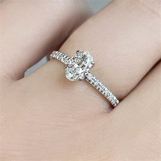 0.70 Karat Gia Sertifikalı Oval Kenar Taşlı Pırlanta Yüzük E Renk