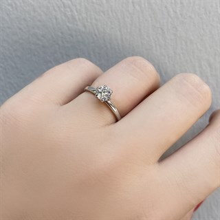 0.70 Karat Gia Sertifikalı Sarı Altı Tırnak Pırlanta Yüzük E Renk