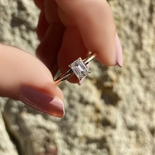 0.70 Karat Gia Sertifikalı Sarı Pırlanta Emerald Yüzük F Renk