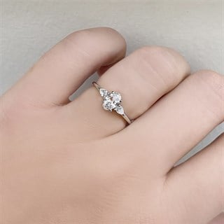 0.80 Karat Gia Sertifikalı Oval Kesim Tasarım Pırlanta Yüzük F Renk