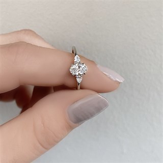 0.80 Karat Gia Sertifikalı Oval Kesim Tasarım Pırlanta Yüzük F Renk