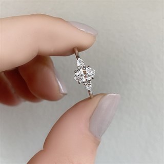 0.80 Karat Gia Sertifikalı Oval Kesim Tasarım Pırlanta Yüzük D Renk