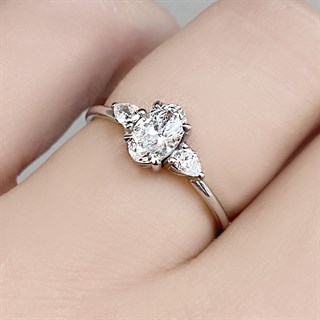 0.80 Karat Gia Sertifikalı Oval Kesim Tasarım Pırlanta Yüzük D Renk