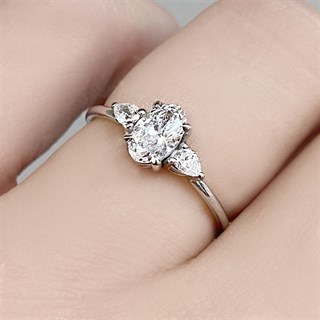 0.80 Karat Gia Sertifikalı Oval Kesim Tasarım Pırlanta Yüzük E Renk