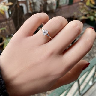 0.80 Karat Gia Sertifikalı Oval Taşlı Pırlanta Yüzük E Renk