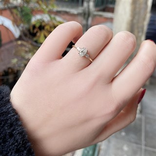 0.80 Karat Gia Sertifikalı Oval Taşlı Pırlanta Yüzük E Renk