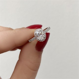 0.85 Karat Gia Sertifikalı Oval Taşlı Pırlanta Yüzük D Renk