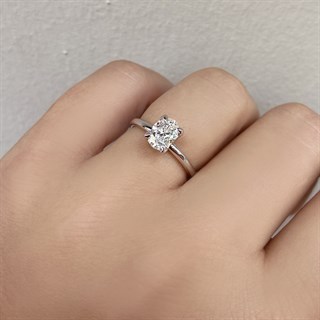 0.90 Karat Gia Sertifikalı Beyaz Pırlanta Oval Yüzük E Renk