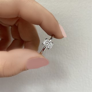 0.90 Karat Gia Sertifikalı Beyaz Pırlanta Oval Yüzük F Renk