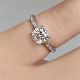 1.15 Karat GIA Sertifikalı Cushion Tasarım Pırlanta Yüzük F Renk