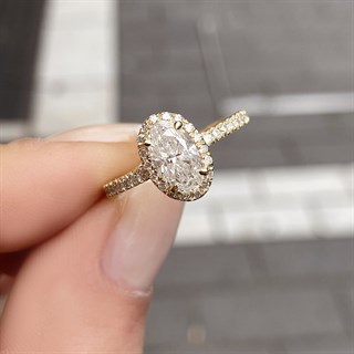 1.30 Karat Gia Sertifikalı Oval Taşlı Pırlanta Yüzük D Renk