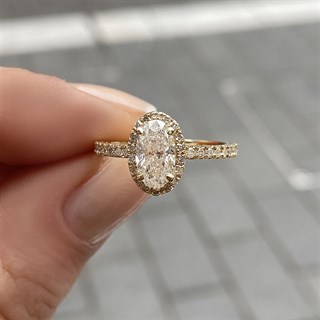 1.30 Karat Gia Sertifikalı Oval Taşlı Pırlanta Yüzük E Renk